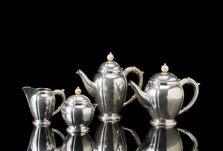 Servizio da tè e caffè Art Déco di gusto Barocchetto, in argento battuto a mano