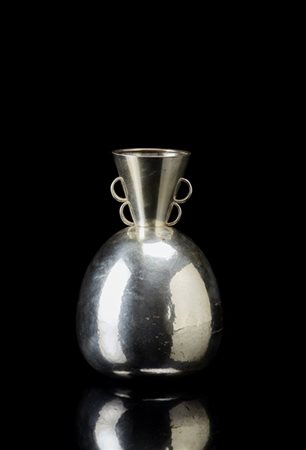 Manifattura italiana Vaso biansato in argento martellinato. Anni '30. Titolo 800