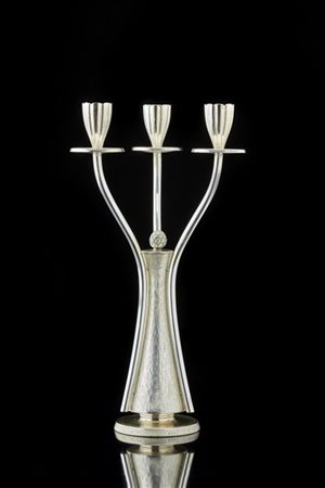 Candeliere in argento a tre braccia con portacandele a fiore stilizzato. Base e