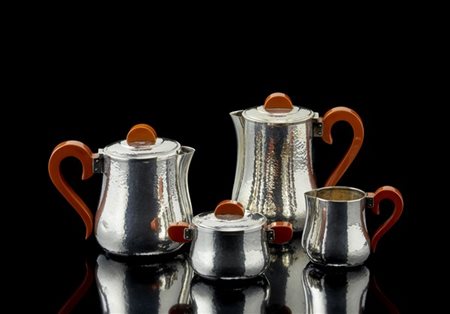 Servizio da te e caffè in argento martellato con anse e prese in bachelite comp