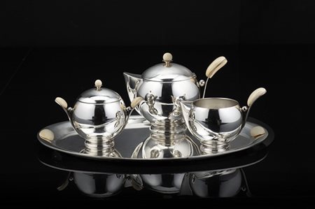 Servizio da tête-à-tête in argento a corpo liscio composto da: caffettiera, lat