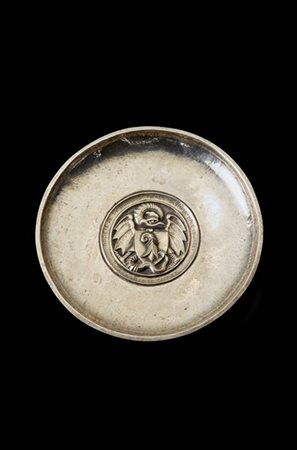Hans Wirz H. Wirz
Vassoio in argento martellinato titolato 800 con rilievo arald