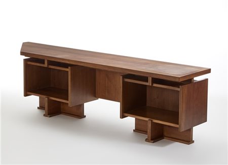 Mobile basso su disegno in legno di noce massello, impiallacciato e bordato, co