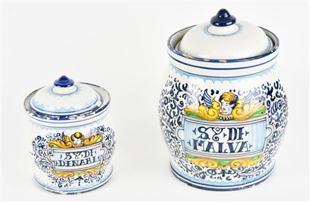 COPPIA DI VASI DA FARMACIA IN MAIOLICA copie dall'antico alt. cm 17 e 26...