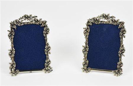 COPPIA DI CORNICI IN ARGENTO 925 decorate a motivi vegetali cm 23x16