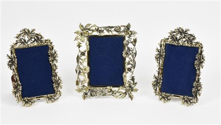 LOTTO DI 3 CORNICI IN ARGENTO 925 decorate a motivi vegetali cm 18x12 e 19x16