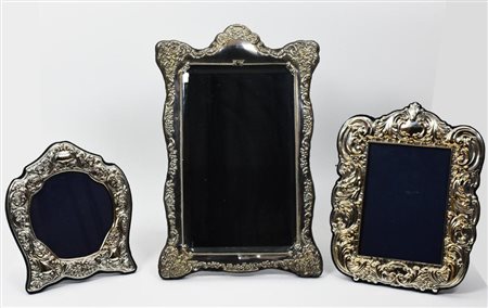 LOTTO DI 2 CORNICI E UNO SPECCHIO IN ARGENTO 925 sbalzato cm 22x19, 27x22 e...