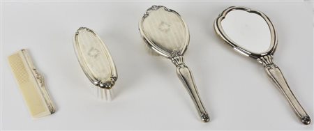 SET DA TOELETTA IN ARGENTO composto da uno specchio, due spazzole e un pettine