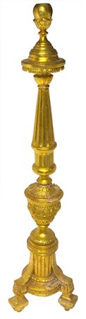 Candeliere dorato a tutto tondo, inizi XIX Secolo. Base a tre piedi. H cm 139.