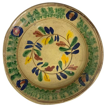 Piatto in maiolica di Caltagirone, XIX-XX secolo. Diametro cm 43.