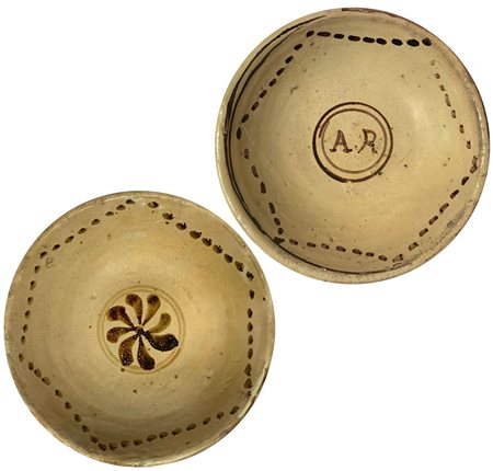 Coppia di fangotti in pasta bianca, Caltagirone, XIX secolo. Diametro cm 21...