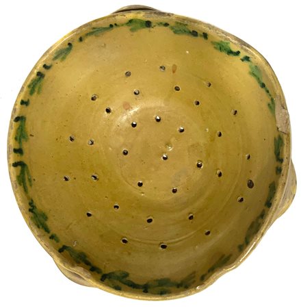 Colapasta in ceramica di Caltagirone. XIX/XX secolo. Diametro cm 35.