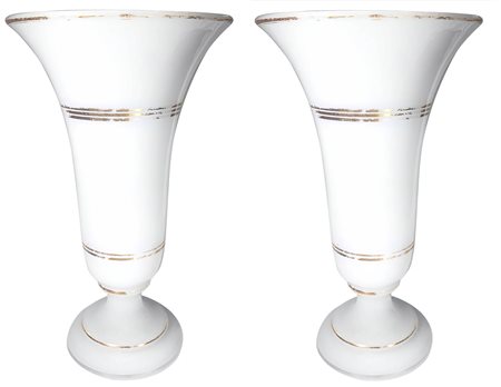 Coppia vasi in opaline. XX Secolo. H cm 35