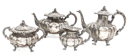 Servizio da te in argento. Composto da teiera (h cm 19), caffettiera (h cm...