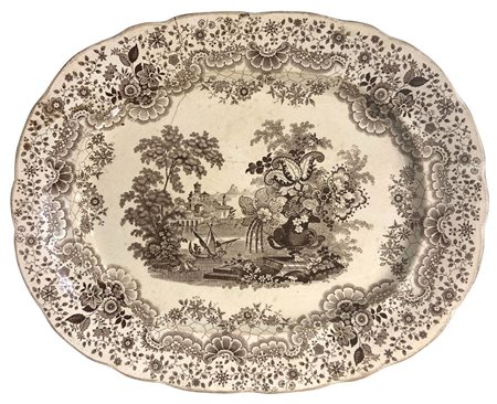 Antico piatto ovale raffigurante paesaggio. XIX Secolo. Cm 43. Filato
