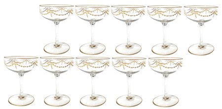Servizio di 12 bicchieri da champagne in cristallo con merletto in colore oro.