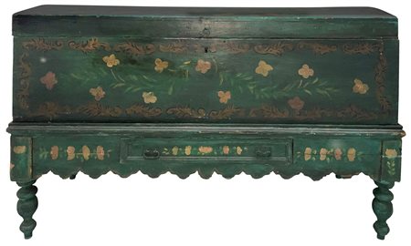 Cassapanca in arte povera, laccata verde, XIX Secolo. H Cm 102x160x60
