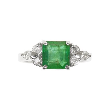 ANELLO IN ORO BIANCO, SMERALDO E DIAMANTI al centro uno smeraldo di forma...