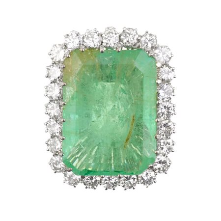 ANELLO IN ORO BIANCO, SMERALDO E DIAMANTI al centro uno smeraldo di ct 20...