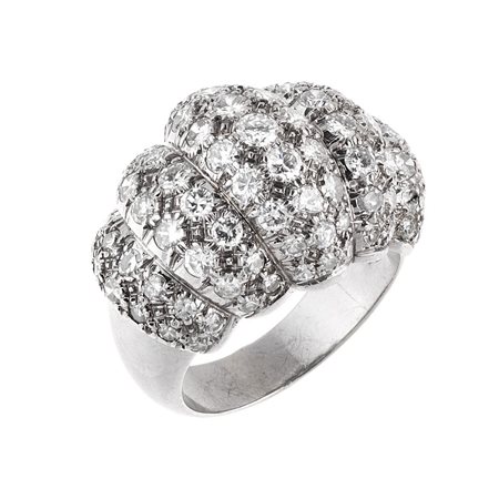 ANELLO IN ORO BIANCO E DIAMANTI a fascia bombata a settori digradanti...