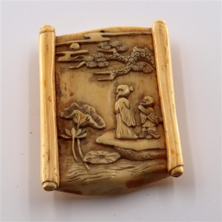 PENDENTE IN AVORIO, CINA, INIZIO XIX SECOLO dim. cm 6x4,3x1, g 30