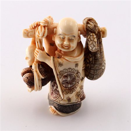 NETSUKE IN AVORIO, CINA, INIZIO XIX SECOLO dim. cm 3,9x3x1,8 g 17