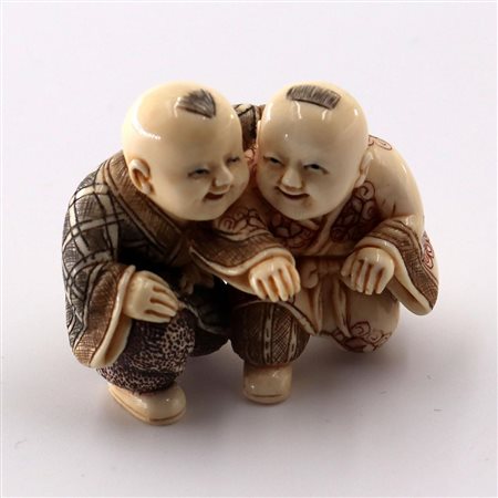 NETSUKE IN AVORIO, CINA, INIZIO XIX SECOLO dim. cm 3x3,3x2,5, g 14