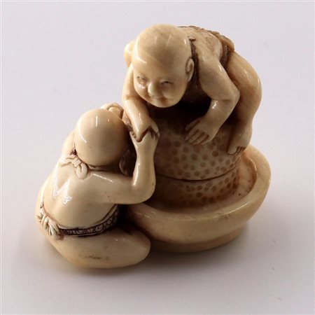 NETSUKE IN AVORIO, CINA, INIZIO XIX SECOLO dim. cm 3,2x2,9x2,2, g 17