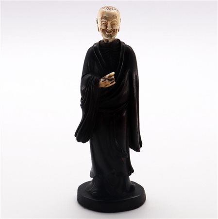 SCULTURA IN LEGNO E AVORIO DI MAMMUT, CINA, XX SECOLO dim. cm 15x4,9x4, g 125