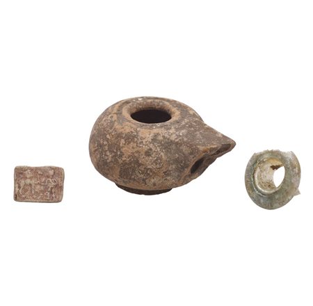 LUCERNA, BOCCHELLO DI UNGUENTARIO VITREO E TESSERA IN TERRACOTTA DESCRIZIONE:...
