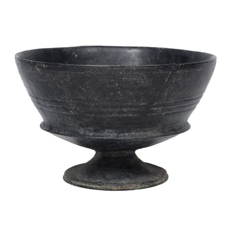 CALICE SU BASSO PIEDE IN BUCCHERO DATAZIONE: VI sec. a.C. MATERIA E TECNICA:...