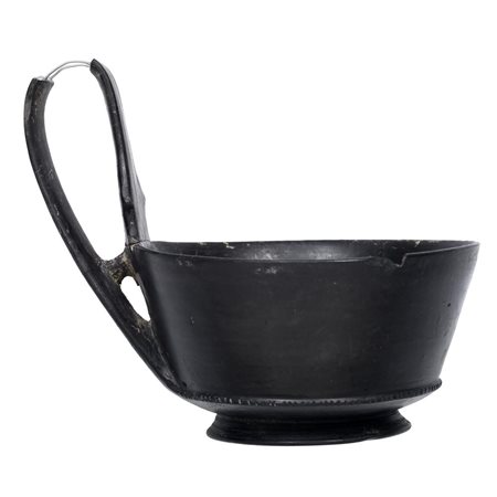 KYATHOS IN BUCCHERO DATAZIONE: VI sec. a.C. MATERIA E TECNICA: bucchero nero...