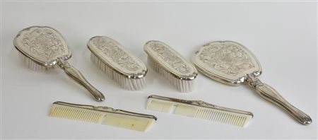 SET DA TOELETTA IN ARGENTO composto da uno specchio, tre spazzole e due pettini