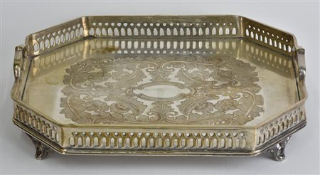 VASSOIO IN METALLO ARGENTATO con bordo traforato e piano cesellato in stile...