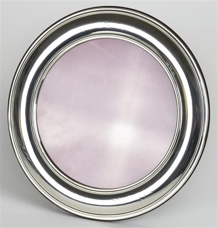 CORNICE IN ARGENTO di forma rotonda, diametro cm 24 Lievi graffi lungo la...