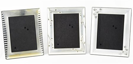 LOTTO DI 3 CORNICI IN METALLO ARGENTATO cm 27x22 circa ciascuna