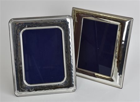 COPPIA DI CORNICI IN ARGENTO cm 14,5x22,5 e cm 25,5x20,5 Alcuni graffi