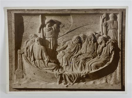 FOTOGRAFIA in bianco e nero raffigurante scultura in marmo della Stazione...