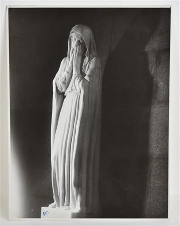 FOTOGRAFIA in bianco e nero raffigurante scultura in marmo della Madonna...