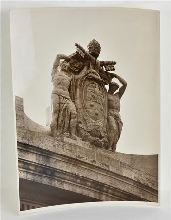 FOTOGRAFIA in bianco e nero raffigurante gruppo scultoreo in marmo, cm...