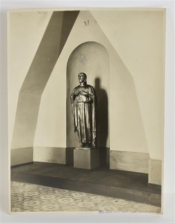 FOTOGRAFIA in bianco e nero raffigurante scultura in bronzo di Cristo, cm 23x17