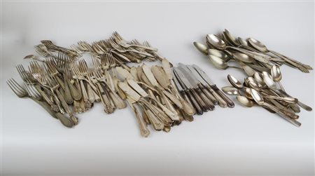 Lotto composto da 134 posate in metallo argentato: 19 cucchiaini 19 cucchiai...