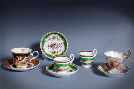 Gruppo di quattro tazzine con piattino in porcellana, secolo XX