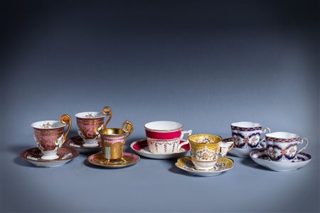 Gruppo di sette tazzine con piattino in porcellana, secolo XX