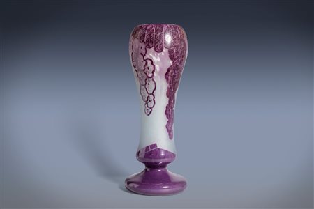 Vaso in pasta di vetro a due colori con decoro floreale geometrizzante