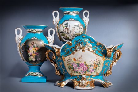 Lotto composto da tre oggetti in porcellana: grande centrotavola e coppia di vasi biansati, secolo XX