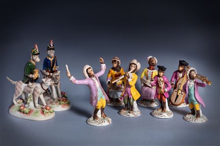 Orchestra di scimmie composta da sette pezzi; e coppia di scimmie su cani, in porcellana policroma, secolo XX