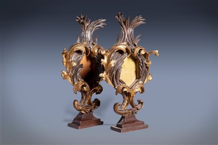 Coppia di porta reliquie in legno laccato e dorato, secoli XVII-XVIII