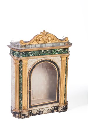 Edicola votiva in legno policromo, con fastigio sulla sommità, secolo XVIII 