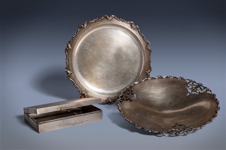 Lotto composto da tre oggetti in argento 800: alzatina, piatto, e scatola portasigarette